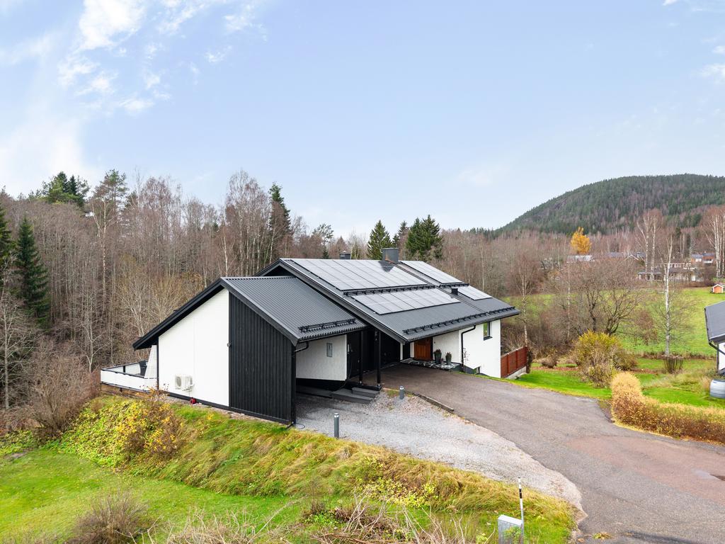 Stort integrerat garage och carport