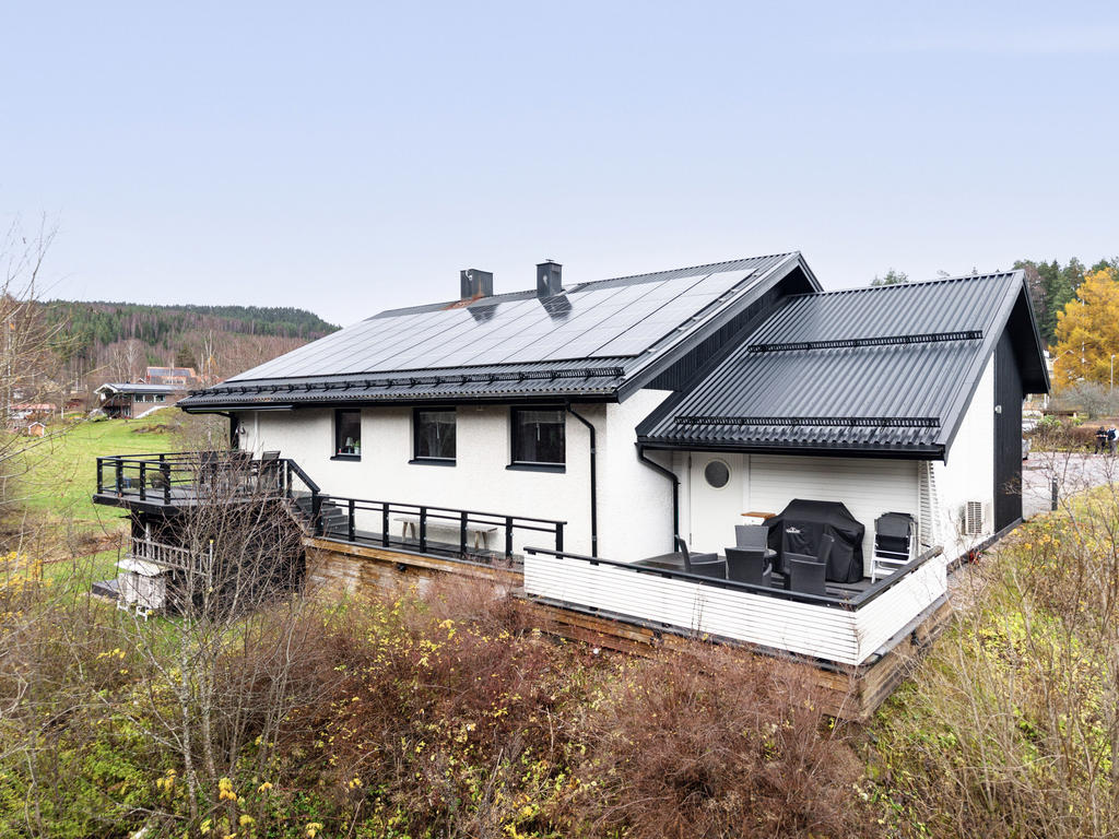 Solpaneler installerade på båda sidor av yttertaket