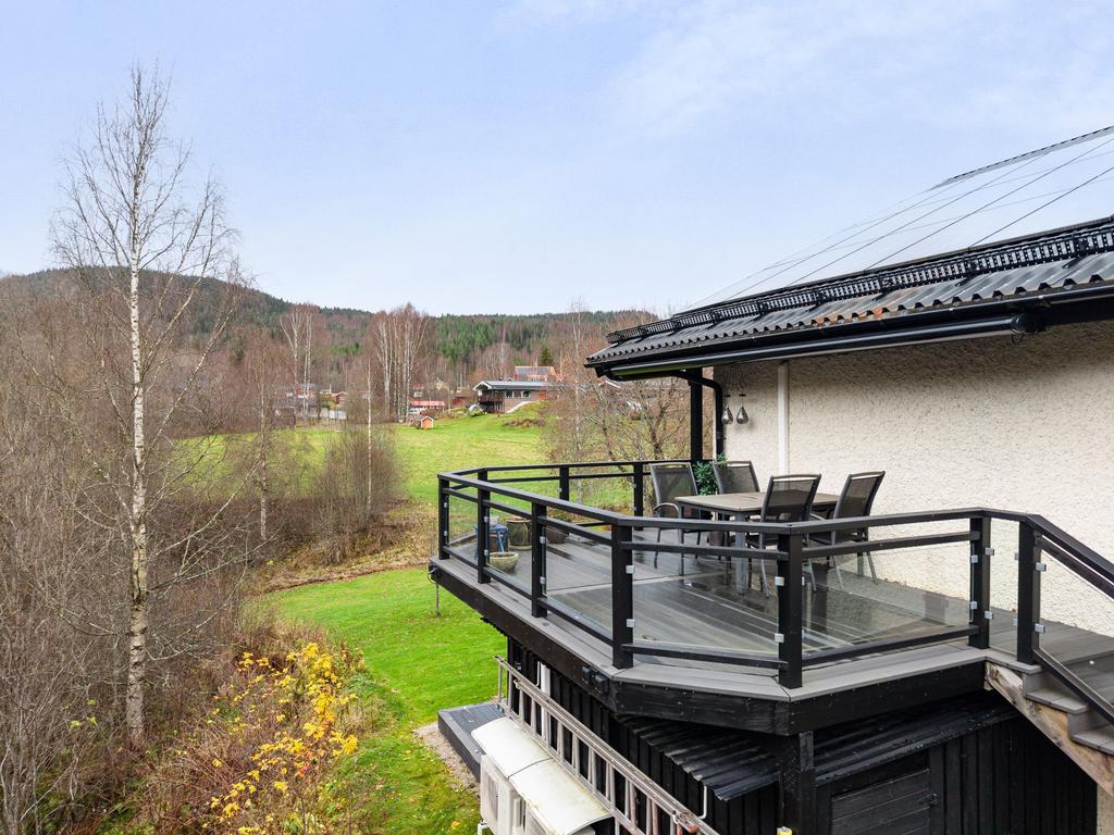 Terrassen ovanpå trädgårdsförrådet med stor markis