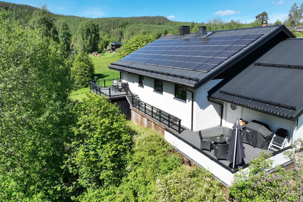 Solpaneler installerade på båda sidor av yttertaket