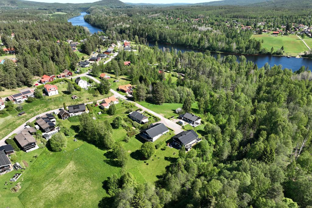 Vy över fastigheten och området