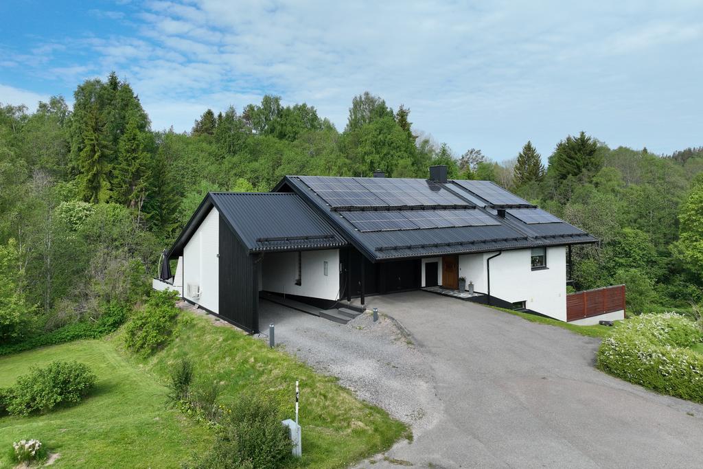 Stor carport och integrerat garage