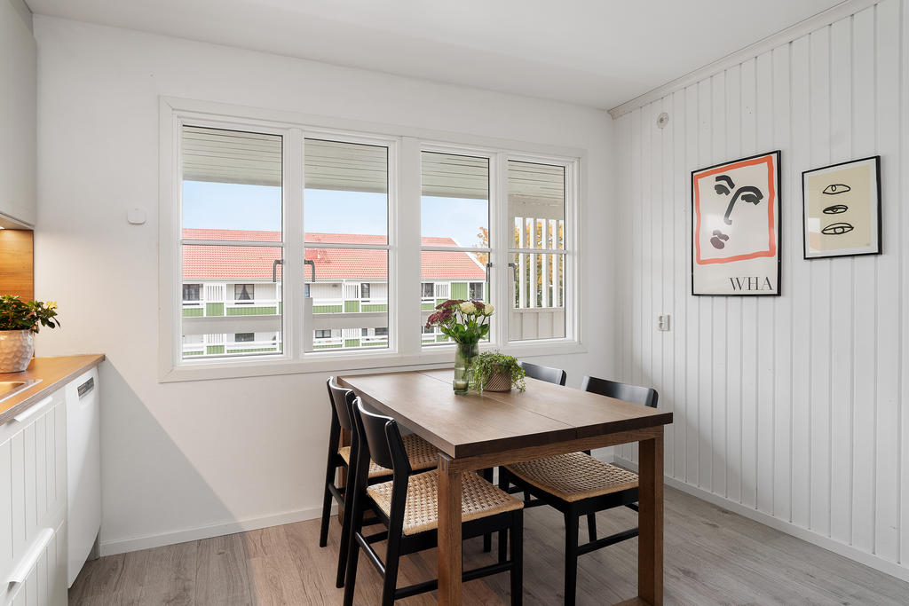 Matplats framför fönstren ger trevliga måltider