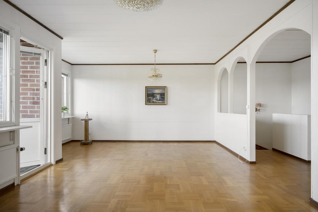 Stort ljust vardagsrum/allrum på ovanvåningen