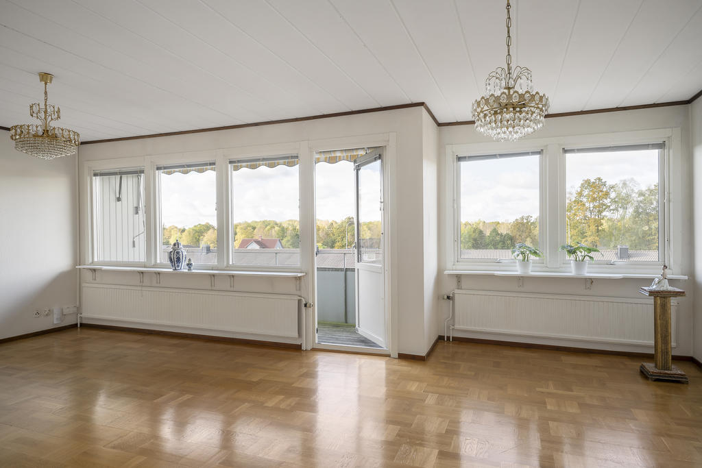 Utgång till balkong med trallgolv