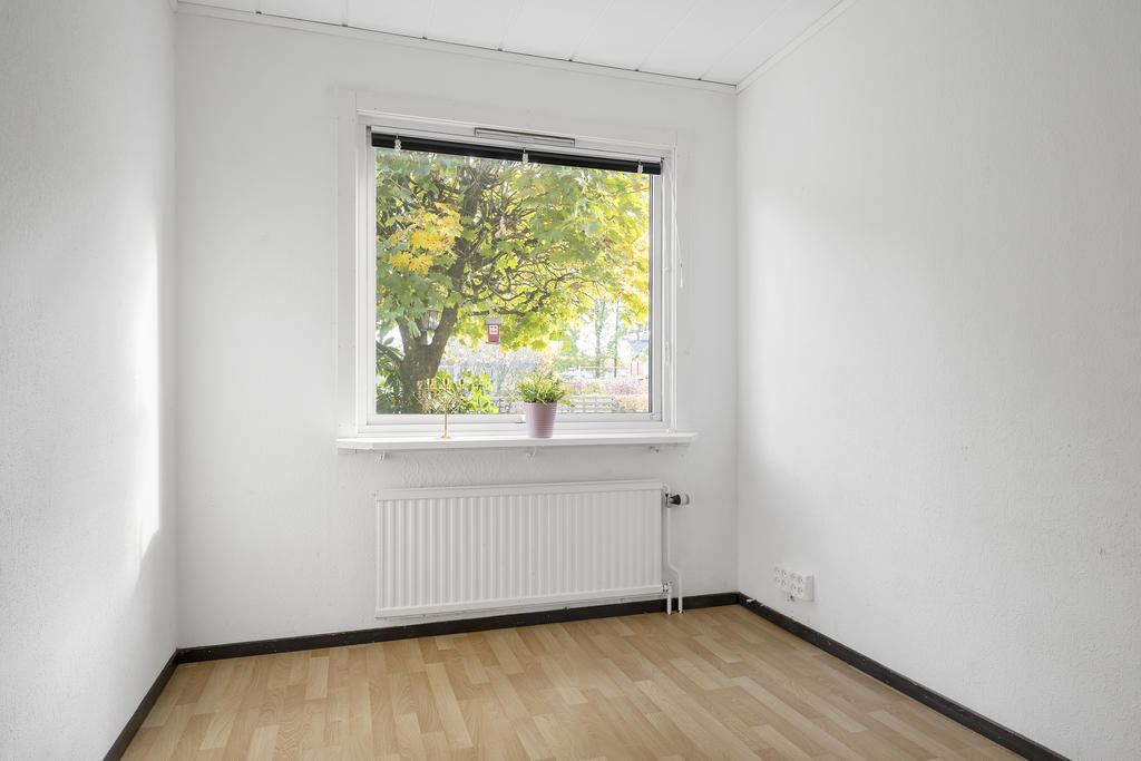 Sovrum med ingång till klädkammare, bottenvåning