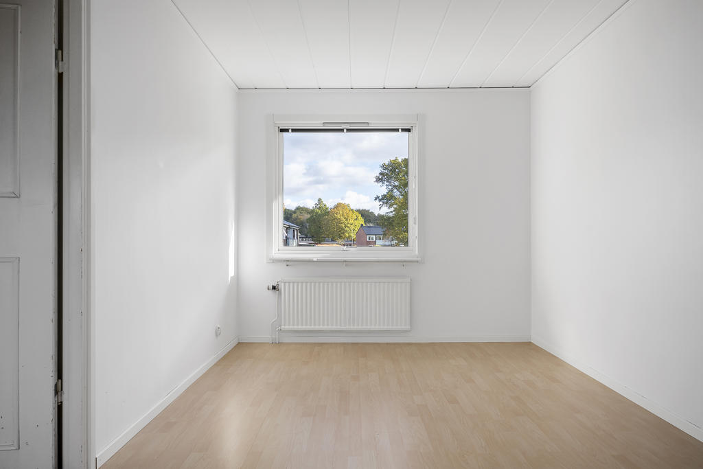 Sovrum med ingång till klädkammare, ovanvåning