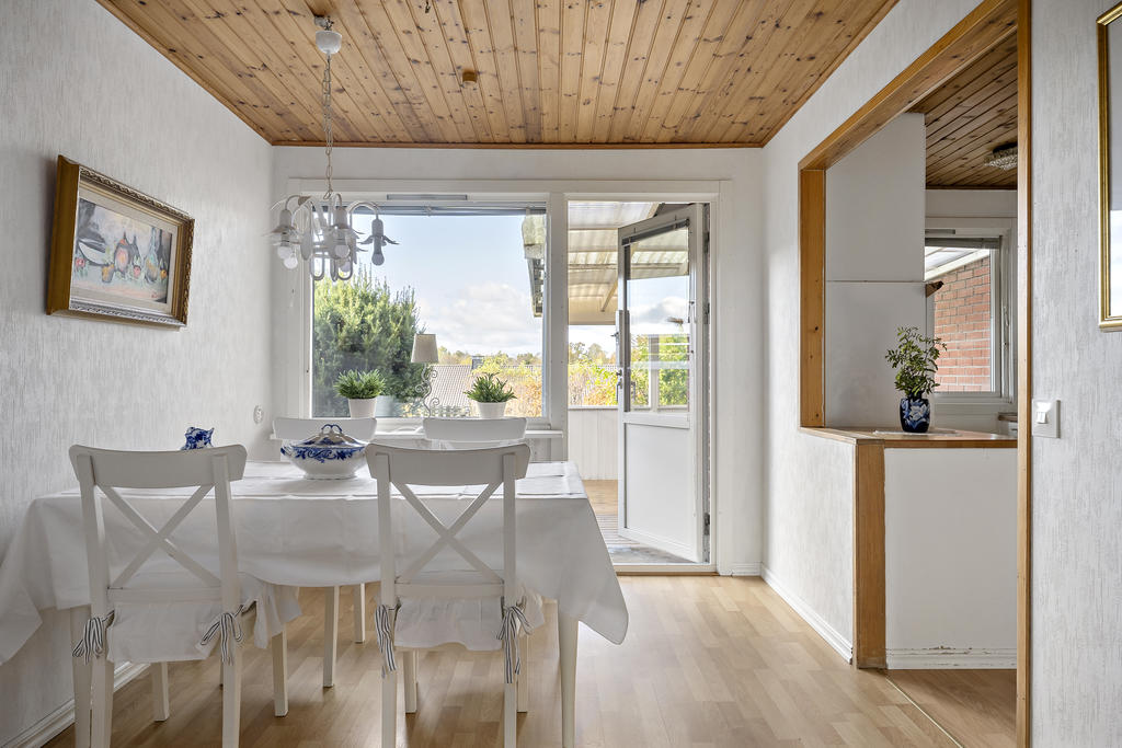 Rymlig matplats med utgång till inglasat uterum