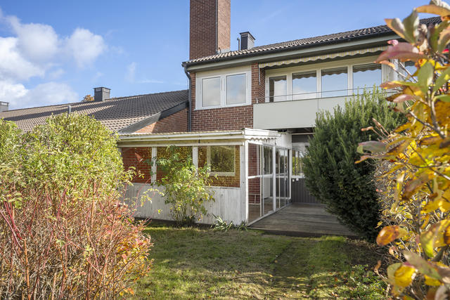 Trädgården på baksidan med uterum och uteplats