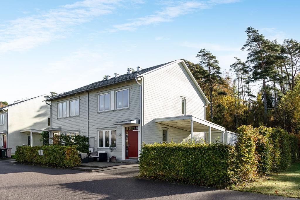 Här har ni ett hörnläge i området med grönområde och skog runtomkring