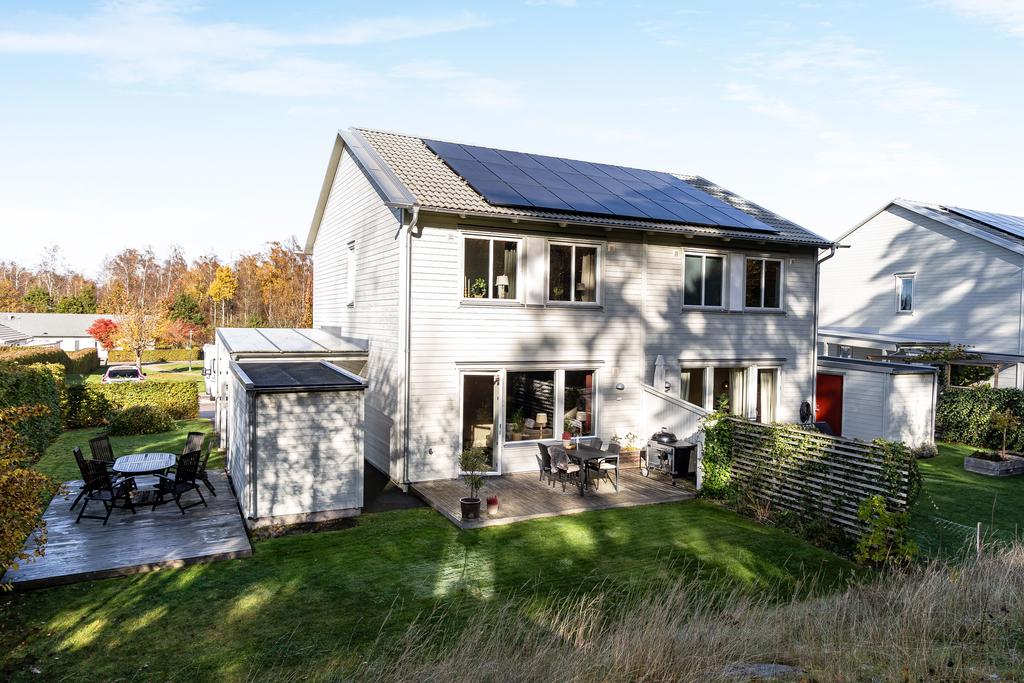 Här rör sig solen runt huset så ni har sol hela dagen och tre uteplatser, en på framsidan, en på långsidan och en på baksidan