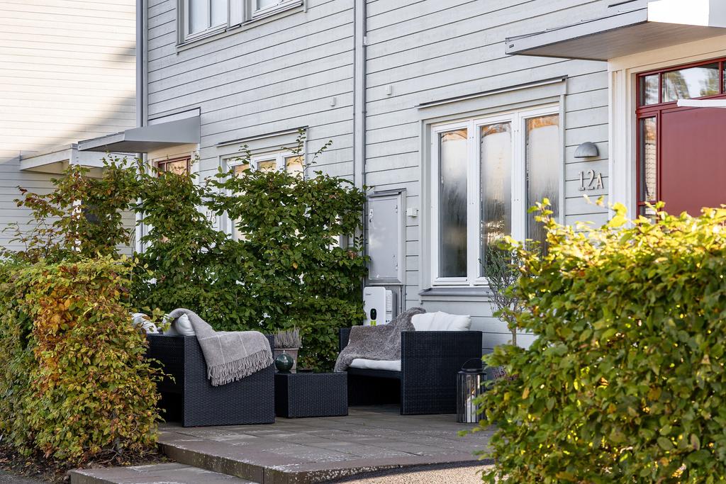 Uteplatsen på framsidan vid entrén
