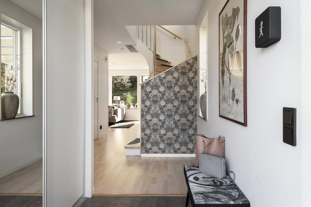 Praktiskt klinkergolv och förvaring i form av skjutsgarderober i hallen