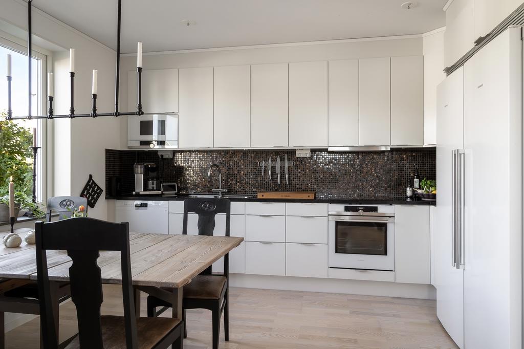 Det vitlaserade golvet är genomgående i hela bostaden på båda plan