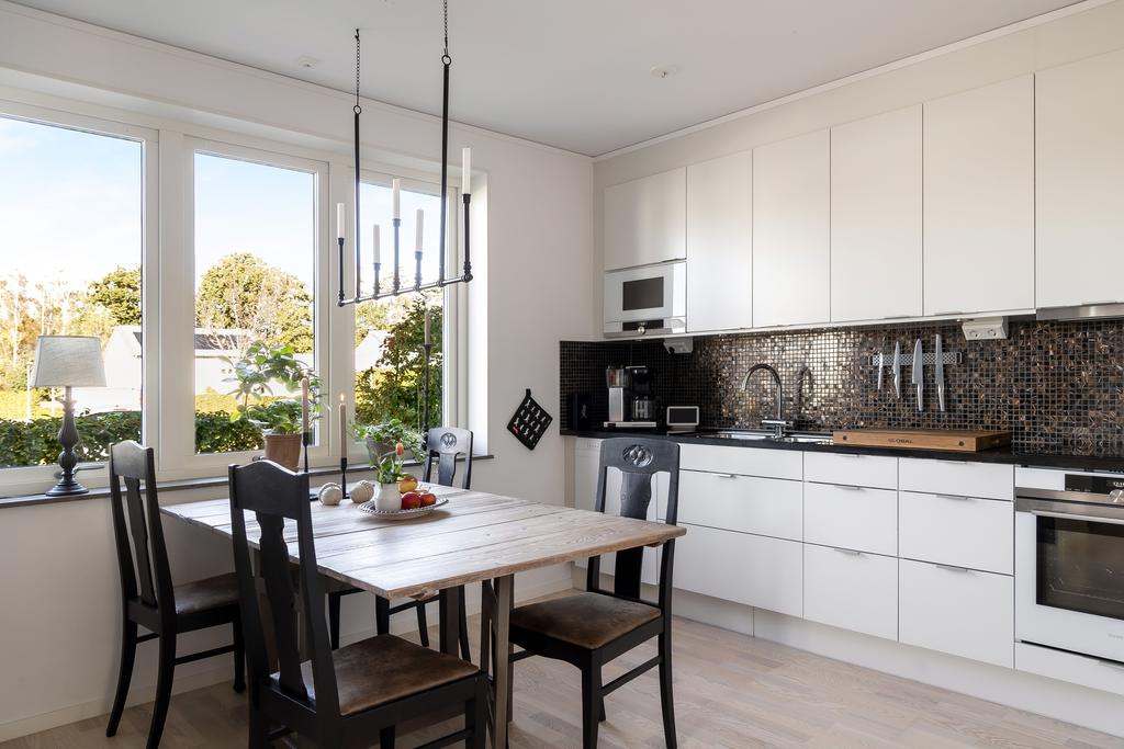 Stilrent kök med gott och förvaring och arbetsyta