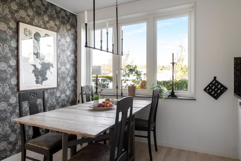 Matplats vid fönstret med utsikt mot uteplatsen på framsidan