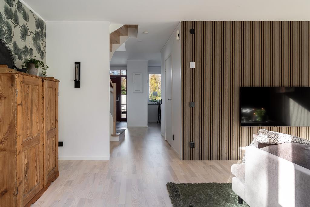 Vyn från vardagsrummet mot hallen och köket