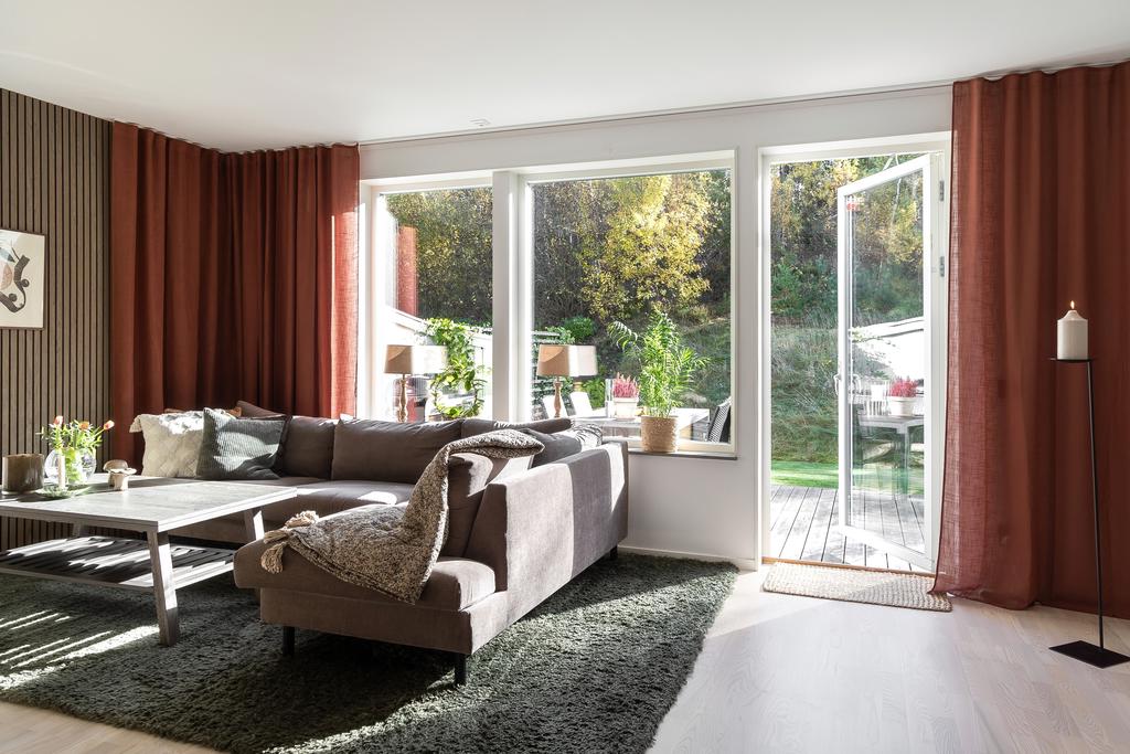 Vardagsrummet med utgång till uteplatsen