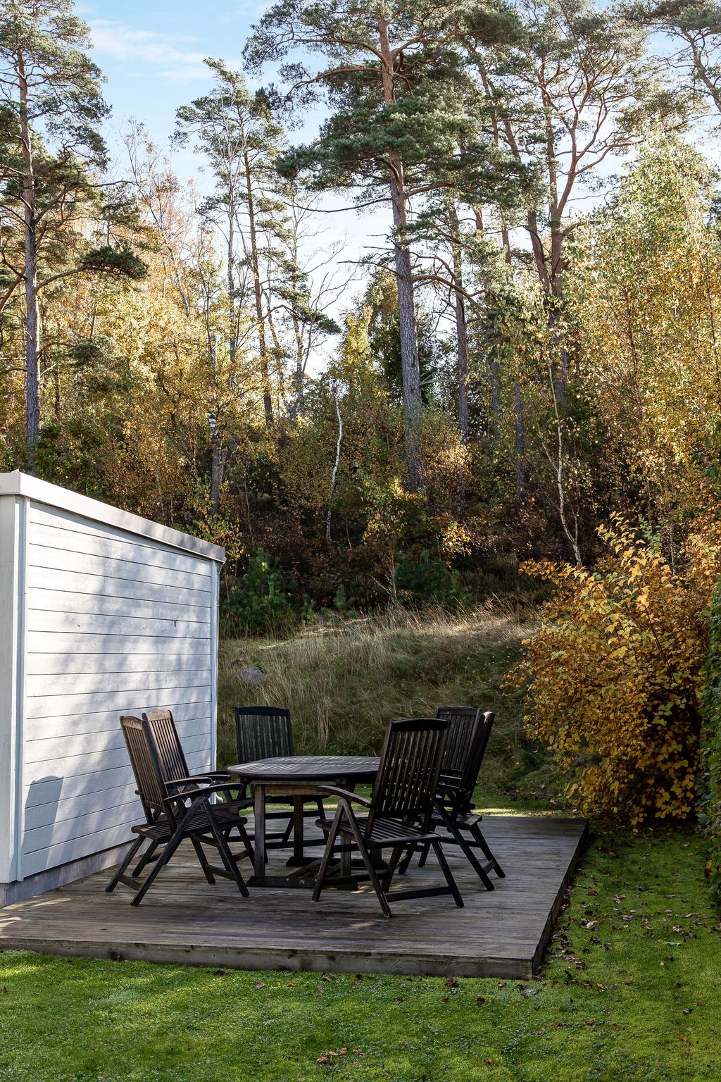 Uteplatsen på långsidan bakom förrådet