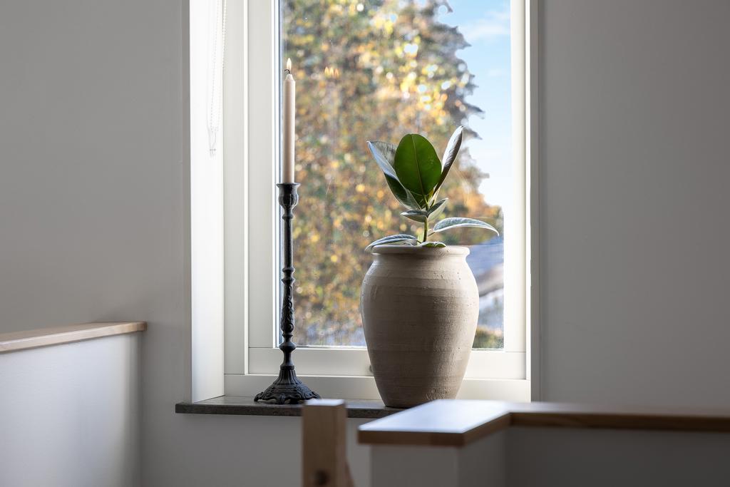 Direkt när ni kommer upp för trappan finns det ett fönster som ger ett naturligt ljusinsläpp