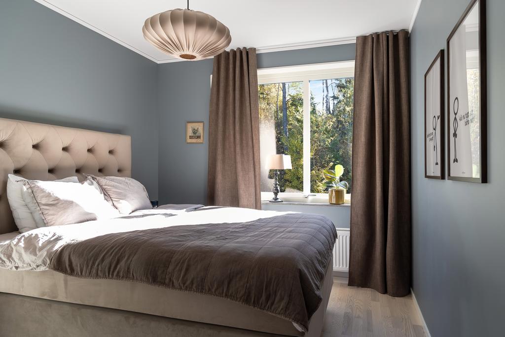 Det stora sovrummet med en behaglig blå färg på väggarna