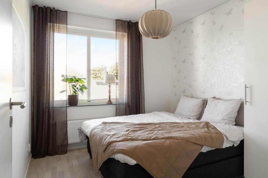 Ett av de mindre sovrummen med utsikt mot framsidan