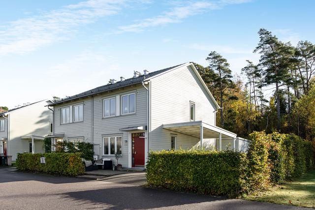 Här har ni ett hörnläge i området med grönområde och skog runtomkring