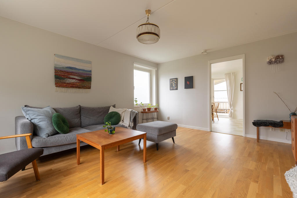 Stort allrum med härligt ljusinflöde