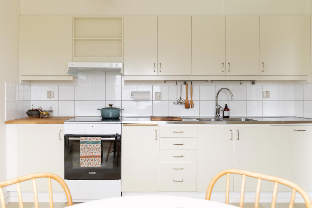 Funktionellt kök med gott om förvaring