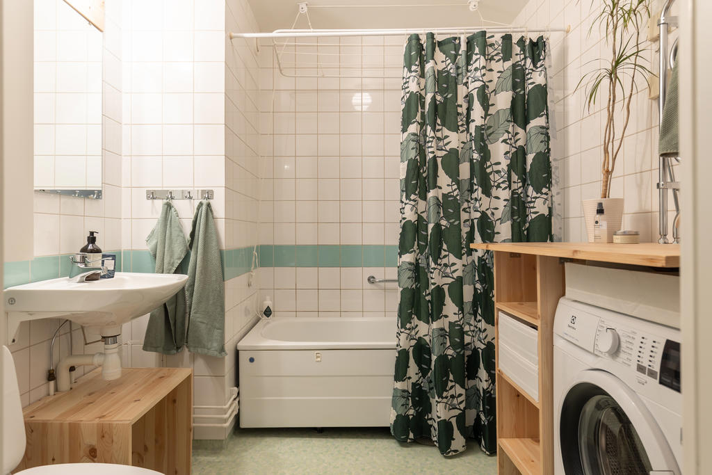 Rymligt badrum med egen tvättmaskin