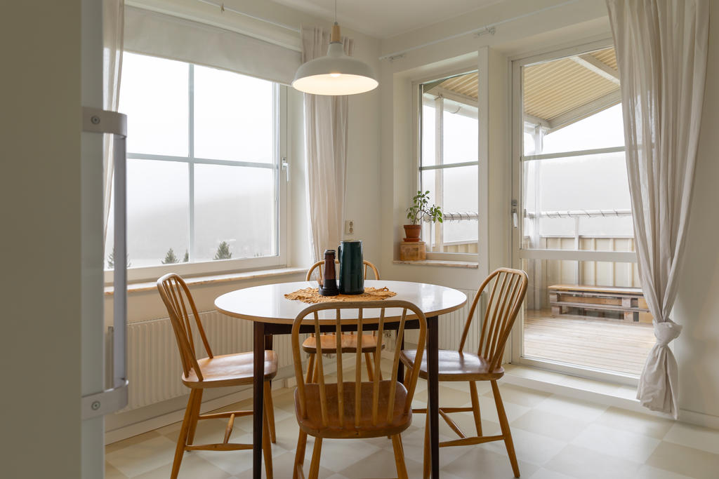 Kök med plats för matgrupp