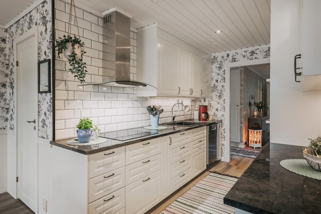 Stilrent kök med gott om skåpsförvaring!