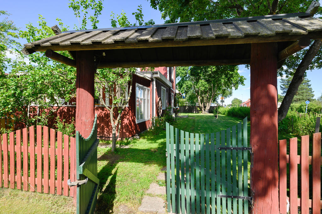 En charmig grind in till gården