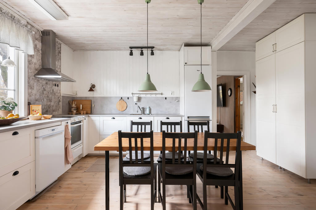 Charmigt kök med plats för matgrupp