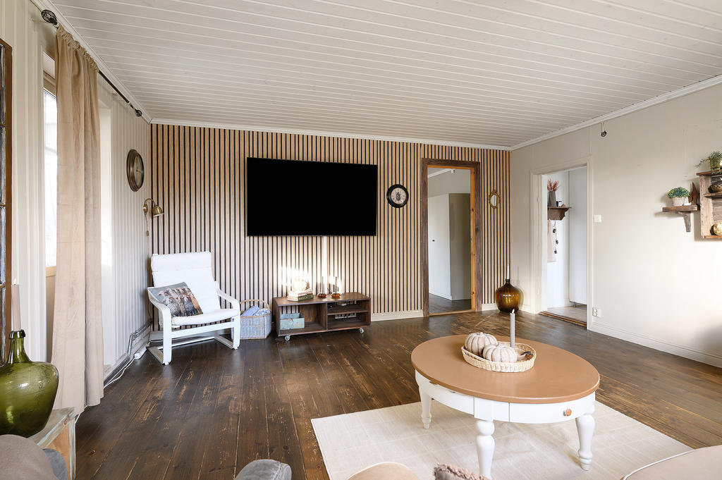 Vardagsrum med vy mot sovrum och kök