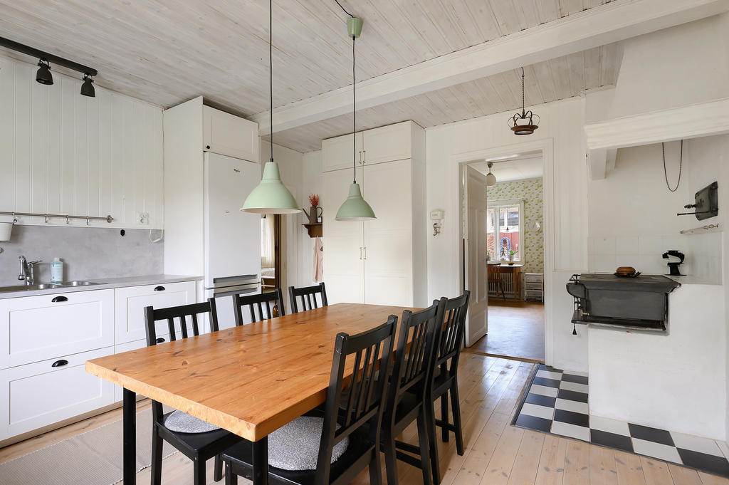 Kök med vy mot arbetsrum/sovrum