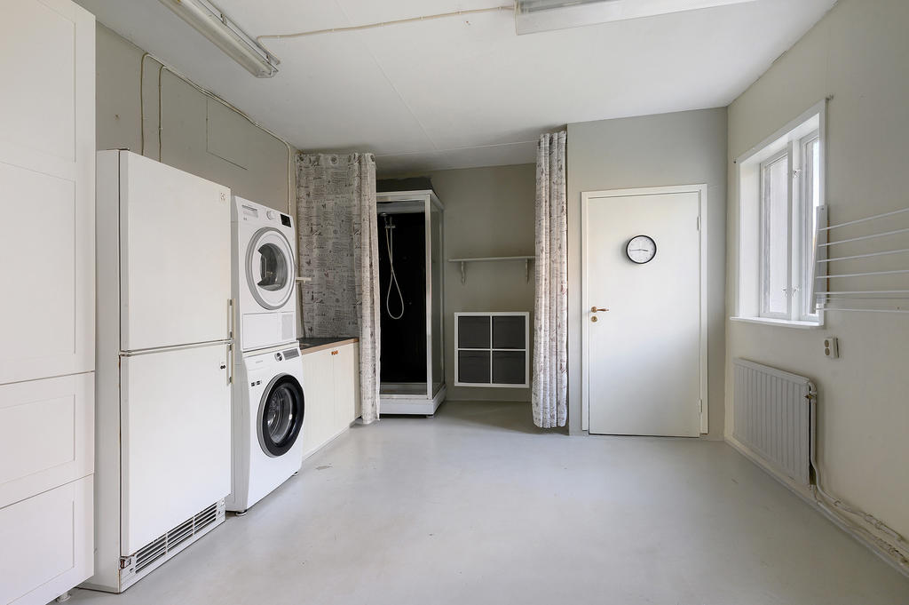 Rymlig tvättstuga med dusch 