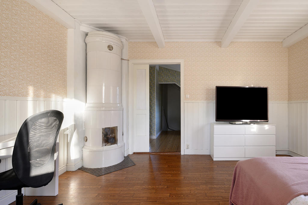 Sovrum med vy mot hall