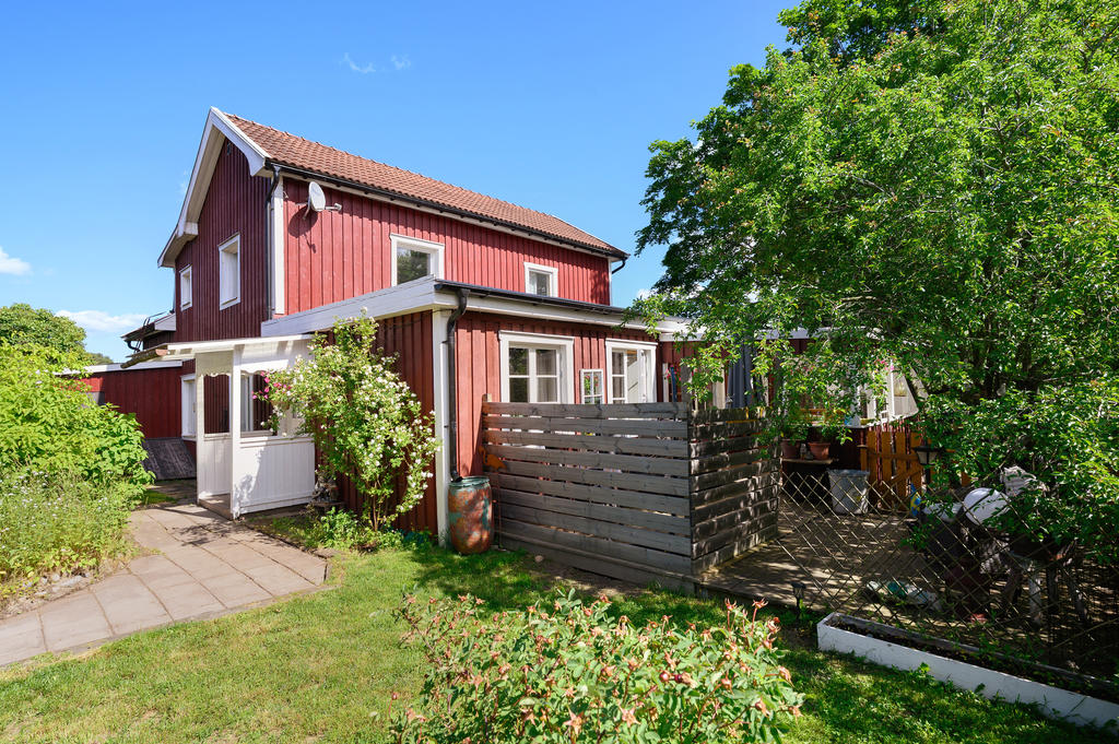 Det finns en ytterdörr även på baksidan av huset