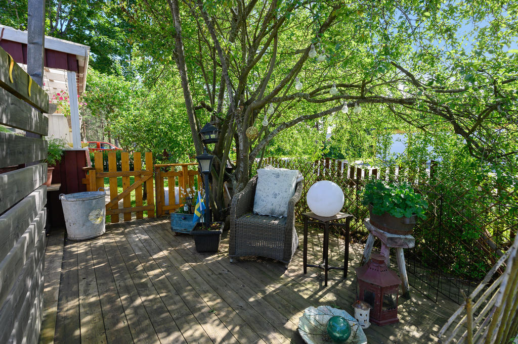 Altan omgärdad av grönska