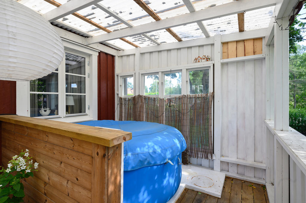 På altanen finns det plats för separat pool bakom den platsbyggda baren