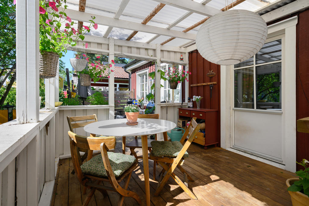 Altan, delvis under tak