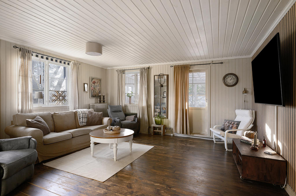 Vardagsrum med utgång till altanen