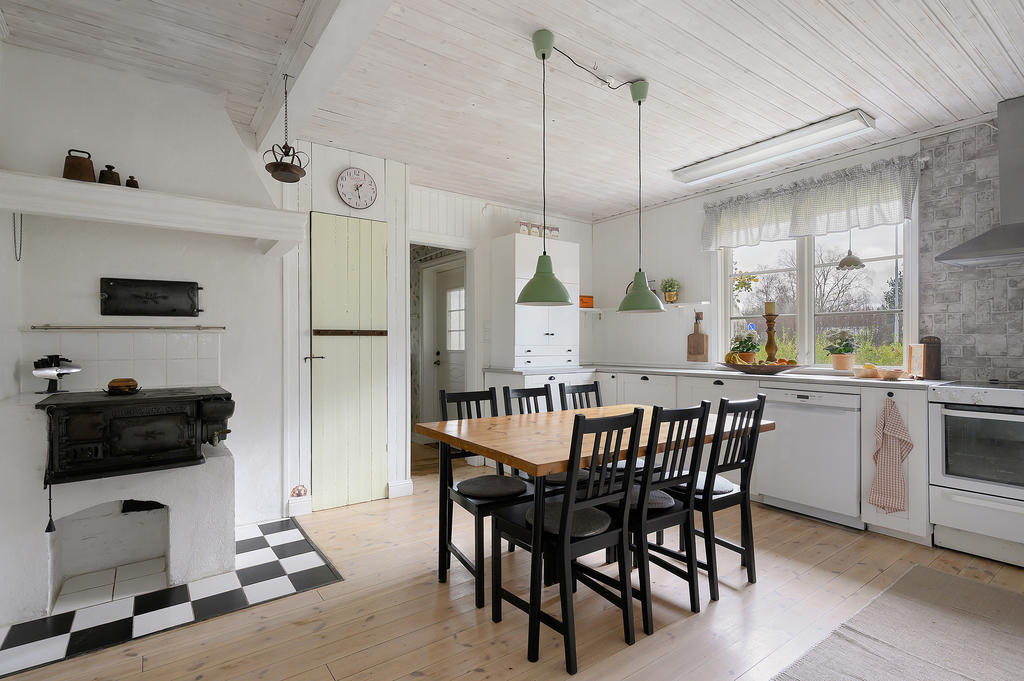 Kök med vy mot hall