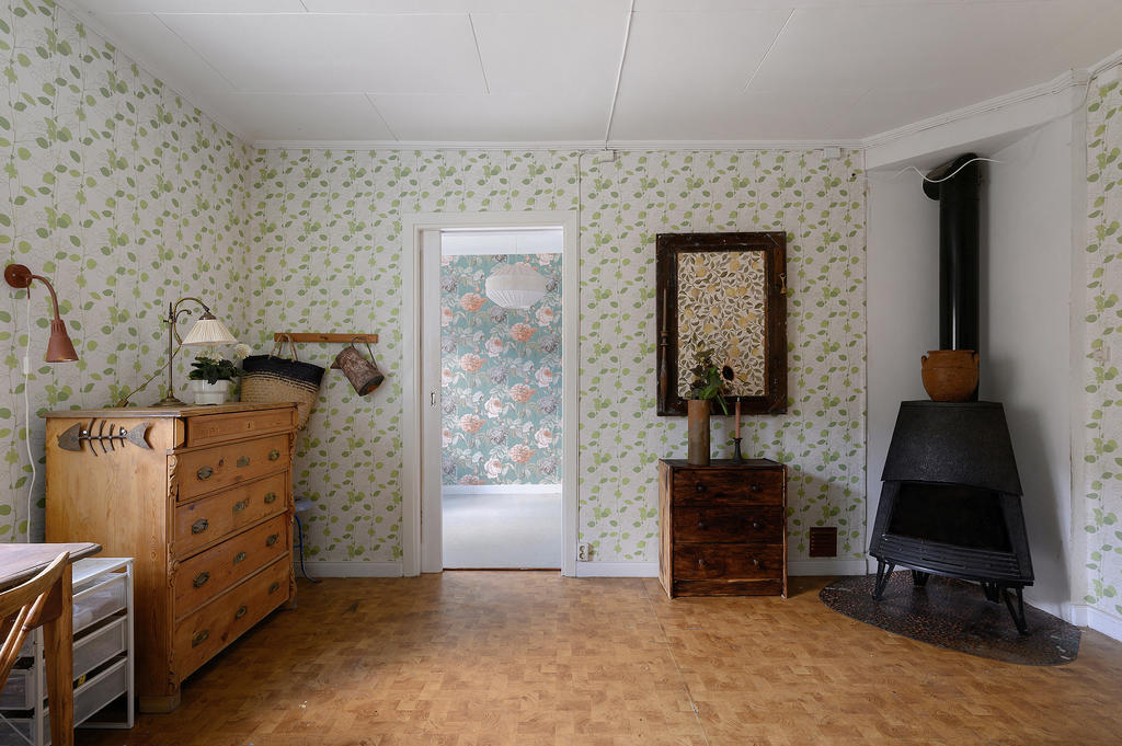 Sovrum med vy mot arbetsrum