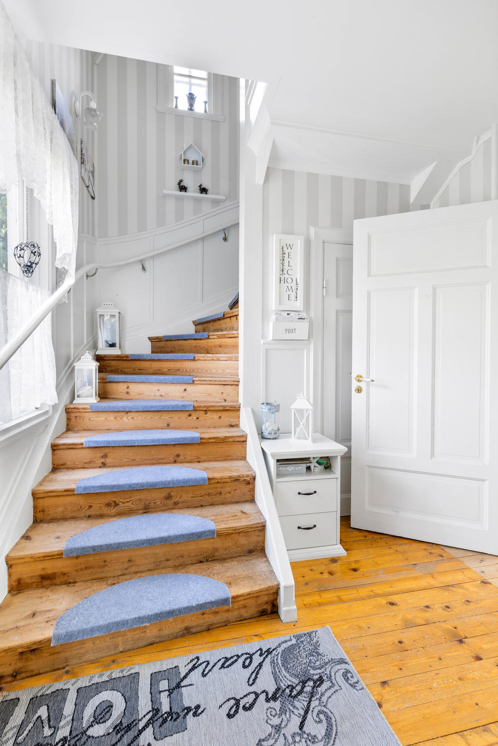 Inre hall med trapp till ÖV 