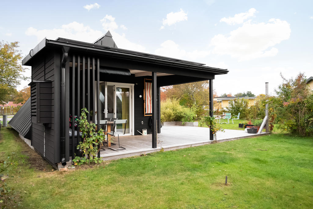 Delvis taköverbyggd (med solceller) uteplats