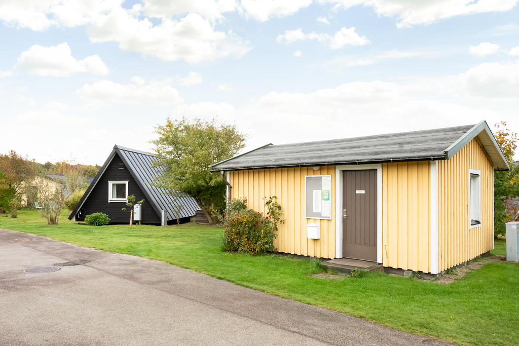 Föreningens gäststuga ligger nära huset.