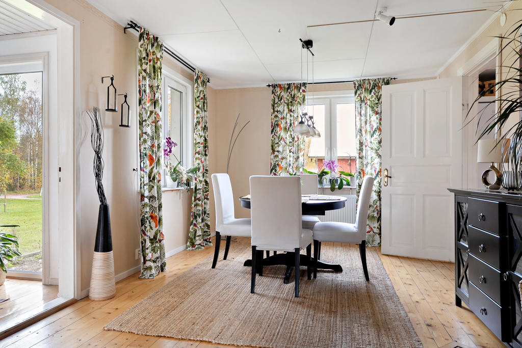 Del av vardagsrummet, köket till höger, litet läsrum till vänster