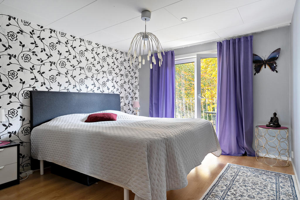 Stora sovrummet med pardörrar till balkong